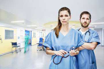 Obraz premium Ärztin Arzt modern Notaufnahme frontal Portrait Klinik