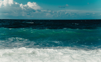 Obraz premium Black sea and clouds on the sky