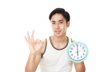 時計を持つ笑顔の男性