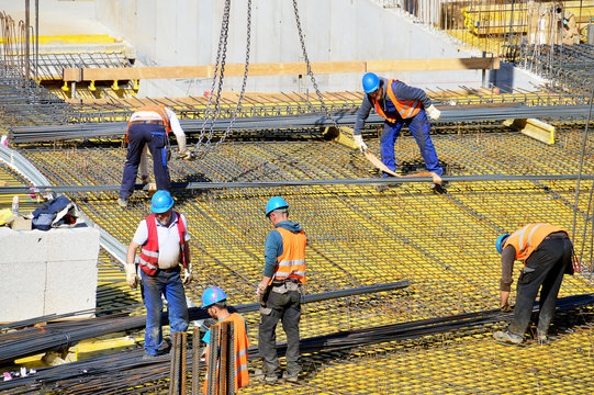 Eisenbieger auf einer Baustelle