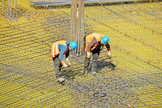 Eisenbieger auf einer Baustelle
