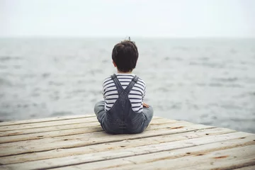 Deurstickers niño pensativo mirando el mar © esthermm