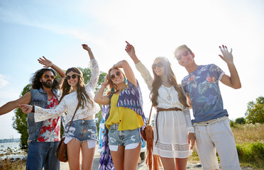 Obraz premium happy young hippie friends dancing outdoors