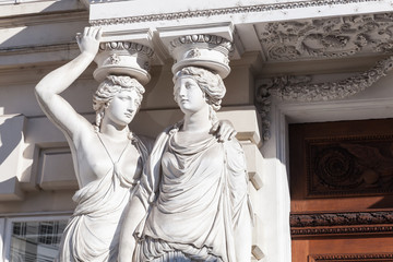 Obraz premium Statues of two young women in form of columns