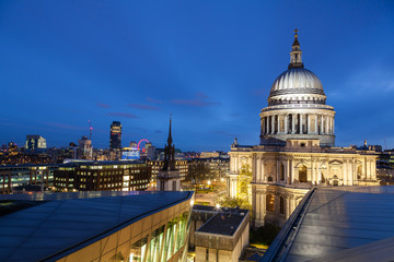 Fototapeta na wymiar London night view from above in front of St. Paul's Cathedral