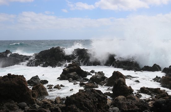 Fototapeta Wild sea with breaking waves on black lava rocks on the east coast of Lanzarote, Canary Islands, Spain. In the Northeast of the Island between Arrieta and Orzola.. 