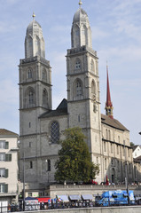Fototapeta na wymiar Zürichs Wahrzeichen, die Grossmünsterkirche in der Altstadt an der Limmat