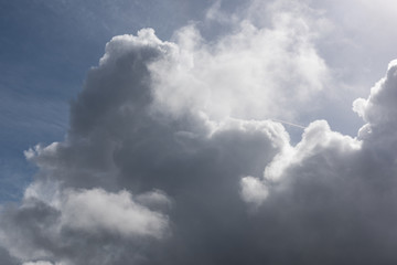 Obraz premium cumulus clouds in the sky over the ocean