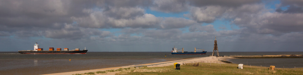 Panorama Kugelbake mit Containerschiff