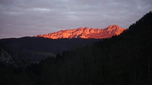 Crépuscule sur les Bauges (Savoie)