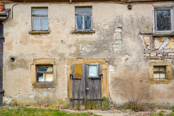 Fototapeta na wymiar rundown old farmhouse