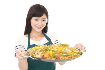料理を運ぶ女性