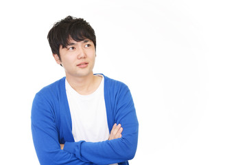 考え事をする男性