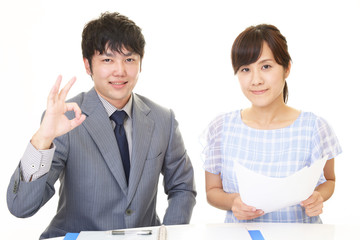 笑顔のビジネスマンと女性客 