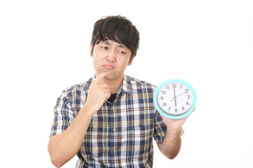 疲れた表情の青年