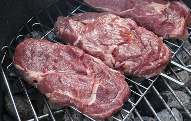 Noch rohes Beef Steak auf dem Grill
