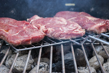 Noch rohes Beef Steak auf dem Grill