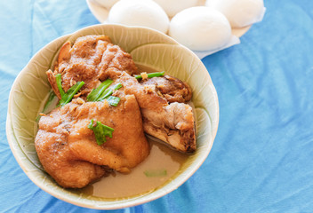 Yunnan pork leg stewed in the gravy with mantou