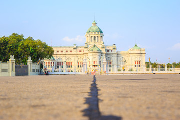 Obraz premium Front view of The Ananta Samakhom Throne Hall in Thai Royal Dusit Palace, Bangkok, Thailand. With don't stop sign.