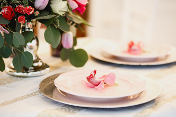 Decor and floral composition on a table