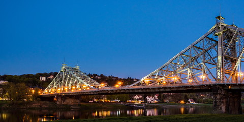 Die Loschwitzer Brücke in Dresden bei Nacht