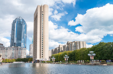 Fototapeta premium BOSTON - OCTOBER 18, 2015: Tourists walk along city park. Boston