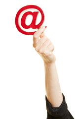 Hand hält at-Zeichen als Symbol für Email