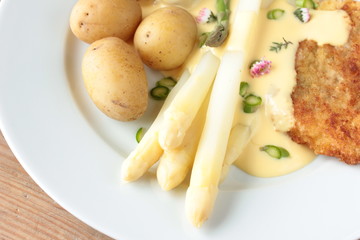 frischer Spargel mit Kartoffeln und Schnitzel