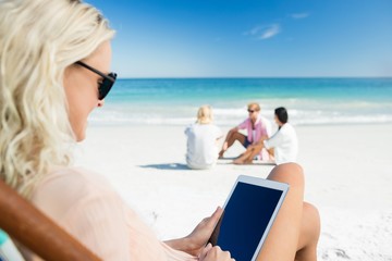 Obraz premium Young woman using digital tablet