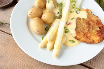 frischer Spargel mit Kartoffeln und Schnitzel