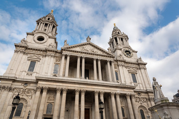 Fototapeta premium Front facade of St Paul's Cathedral London