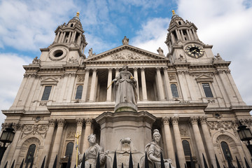Fototapeta na wymiar Front facade of St Paul's Cathedral London