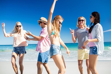 Obraz premium Friends dancing on the beach