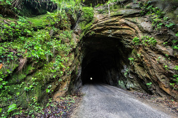 De spookachtige Nada-tunnel. De 900 voet Nada-tunnel in de Red River Gorge van Kentucky. Open voor verkeer, de schrijnende eenrichtingstunnel is een doorgang voor tweerichtingsverkeer.