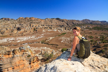 Fototapeta premium Tourist looking out over the beautiful landscape of Isalo national park in Madagascar