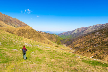Fototapeta na wymiar Hiking in the Alps on panoramic footpath