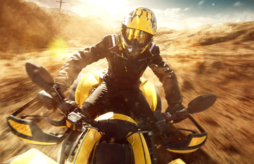 ATV im Gelände bei voller Fahrt