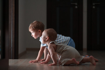 two baby crawling race