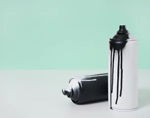 Crédence de cuisine en verre imprimé Graffiti black and white spray paint bottle