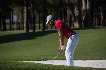 Obraz premium golfer hitting a sand bunker shot