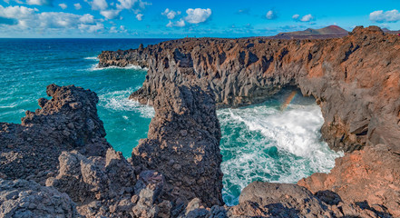 Brandungshöhle und Vulkankrater auf Lanzarote © stylefoto24