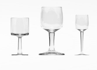 Bicchieri su sfondo bianco