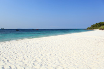 Fototapeta na wymiar Vacation Start Here Concept, beautiful beach and tropical sea