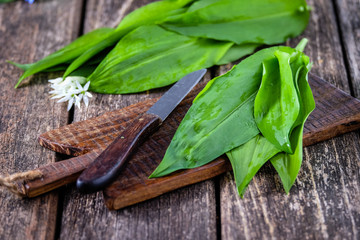 Frischer Bärlauch auf einem alten Holzbrett