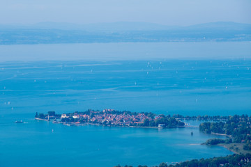 Blick vom Pfänderrücken hinunter auf den Bodensee und auf die Insel Lindau