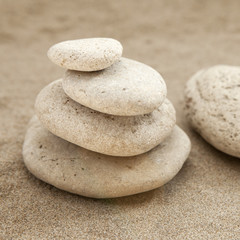 Fototapeta na wymiar galets sur le sable pierres en équilibre