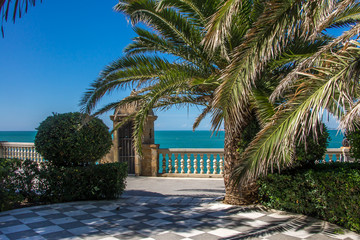 Fototapeta premium Ausblick auf das Meer in einem Park in Cádiz