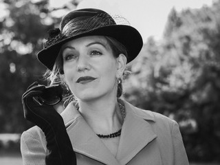 Schwarz-weiß Portait einer Frau im Park - retro Stil