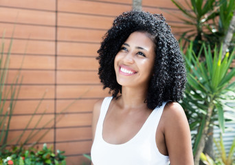 Glückliche Frau mit schwarzen Locken