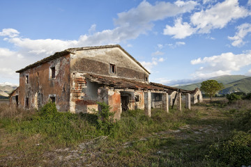 Fototapeta na wymiar vecchia cascina abbandonata